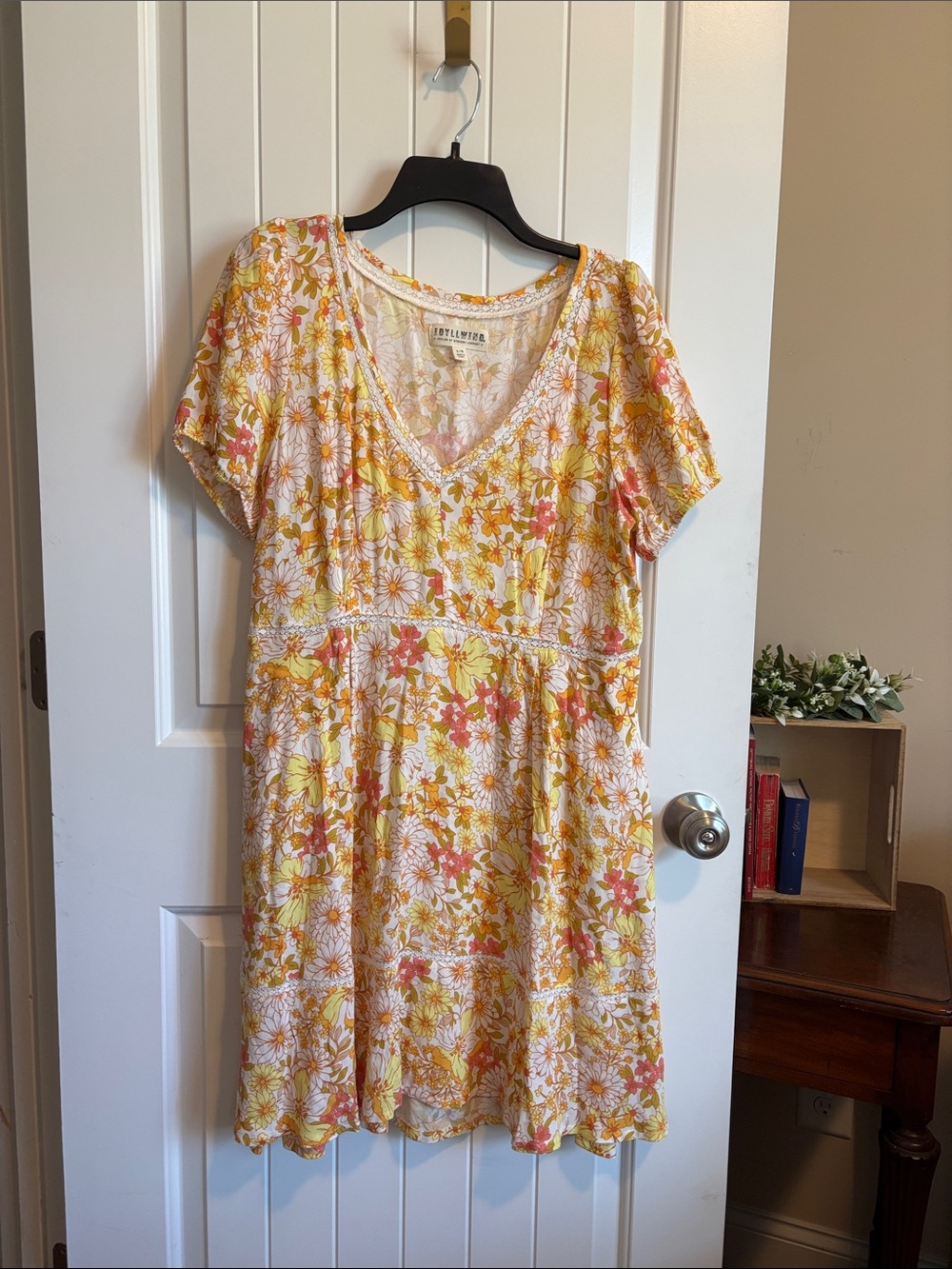 Idyllwind Yellow and Pink Floral Short Sleeve Mini Dress. Size Large